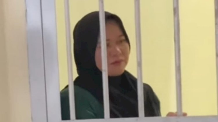 Novi saat dijenguk kuasa hukum beserta kedua anak dan neneknya terlihat sedih.(Handout)