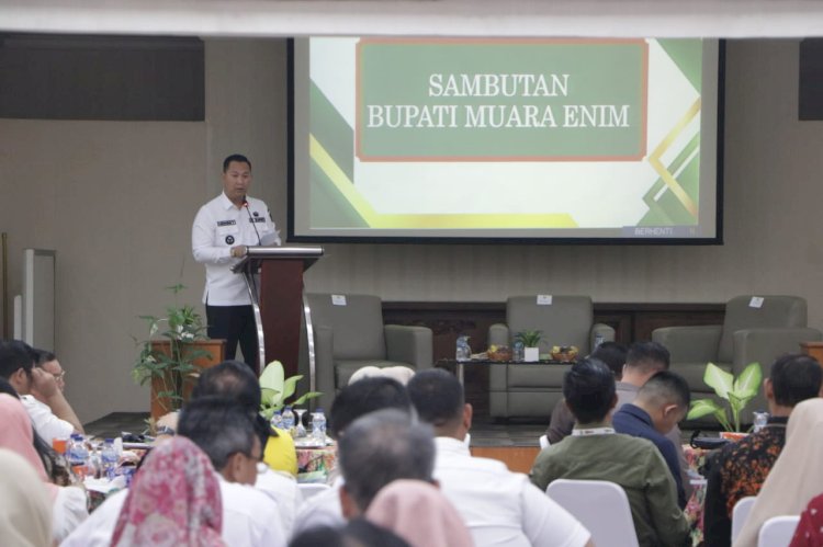 Pj Bupati Muara Enim saat membuka Rapat Koordinasi Forum Corporate Social Responsibility dan Program Kemitraan Bina Lingkungan (CSR-PKBL) Kabupaten Muara Enim Tahun 2024. (Handout)