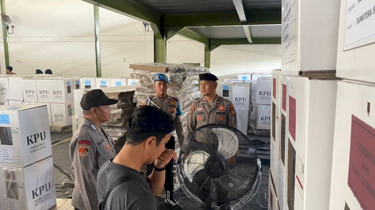 Tampak personil Polres Muara Enim terus meningkatkan pengamanan gudang logistik KPU Muara Enim.(Handout)