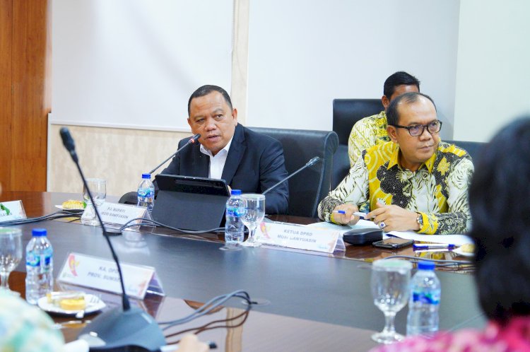 Bertempat di Kantor Gubernur Sumatera Selatan, Kamis (14/11) Pj Bupati Musi Banyuasin H Sandi Fahlepi memaparkan laporan terkait tindak lanjut perkembangan pembangunan Jembatan P6 Lalan yang ambruk di tabrak tongkang pada 12 Agustus 2024 lalu.(ist/rmolsumsel.id)