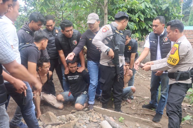  Tim gabungan menggerebek kampung narkoba di Desa Tanjung Tawang. (Salim/RMOLSumsel.id)
