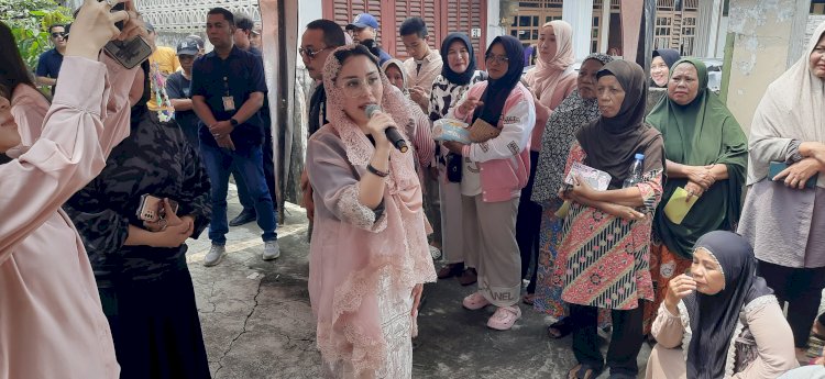 Calon wakil wali kota Palembang Nandriani Octarina saat bersilaturahmi dengan emak emak di Jalan Sududuk Putih I Palembang . (Fauzi/RMOLSumsel.id)