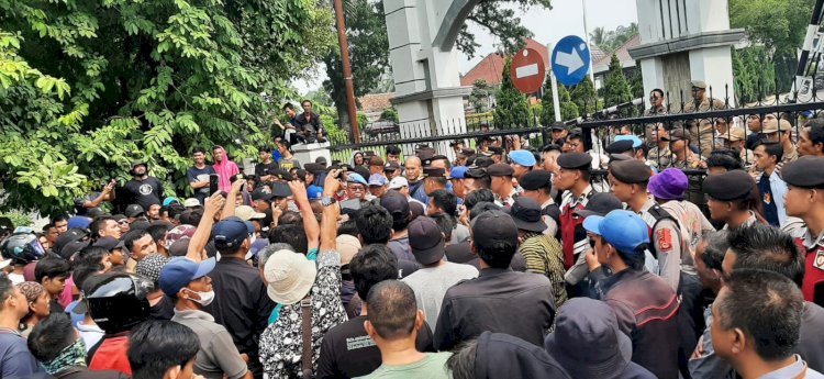 Ratusan saat menggeruduk rumah dinas Bupati OKU/Foto: Mizon