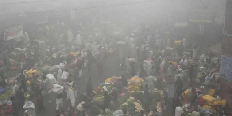 Orang-orang mengunjungi pasar sayur saat kabut asap menyelimuti wilayah Lahore, Pakistan, pada hari Selasa, 12 November 2024/Net