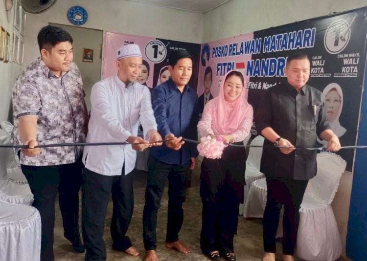 Calon wakil wali kota Palembang Nandriani Octarina saat meresmikan Posko pemenangan di Jalan Sukawinatan, Kecamatan Sukarami Palembang