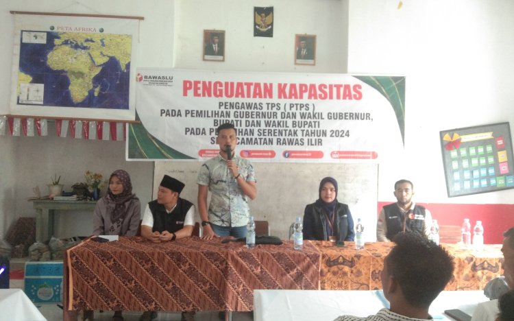 Ketua Bawaslu Muratara Khairul Alamsyah saat memberikan materi kepada PTPS Kecamatan Rawas Ilir/Foto: Alam