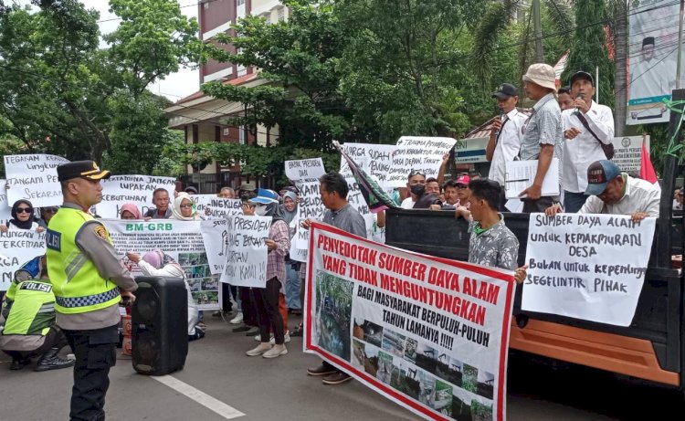 Ratusan warga dari 12 desa di Kecamatan Belida Darat, Kabupaten Muara Enim, Sumsel, kembali menggelar aksi di Kantor Gubernur Sumsel/Foto: Denny Pratama