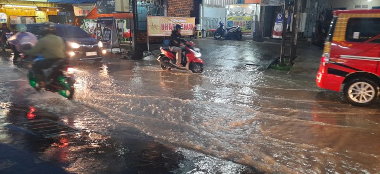 Genangan air di Jalan Basuki Rahmat depan Rumah Makan Sederhana dan genangan air di Jalan Sukabangun II Palembang . (Fauzi/RMOLSumsel.id)