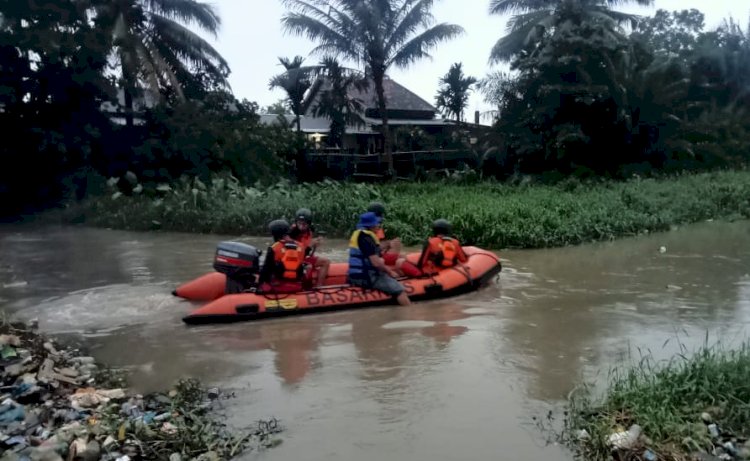 Basarnas melakukan pencarian anak yang tenggelam di bendungan/ist