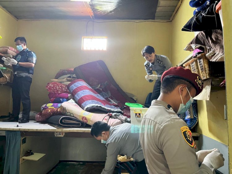 Kegiatan razia rutin penggeladahan kamar tahanan Lapas Klas IIC kota Pagar Alam. (Taufik/RMOLSumsel.id)