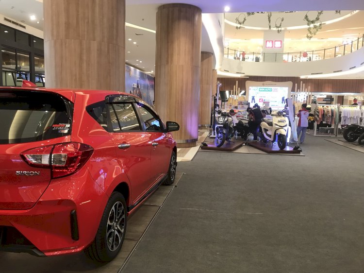 Suasana pameran mobul di atrium Palembang Icon. (maya hasan/rmolsumsel.id) 