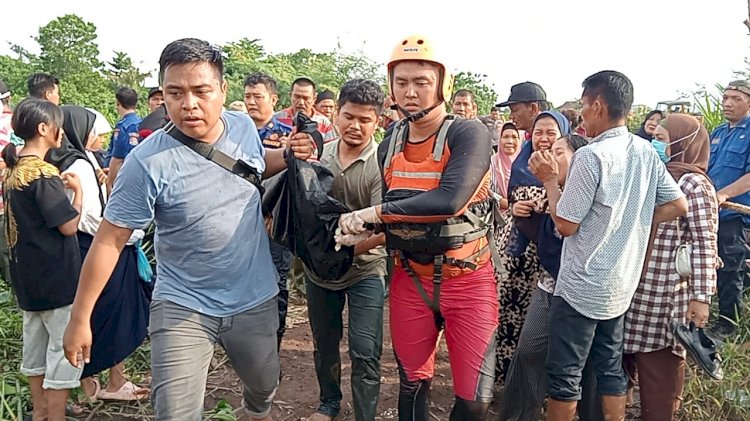 Proses evakuasi jasad bopcah tenggelam di Palembang. (ist/rmolsumsel.id) 