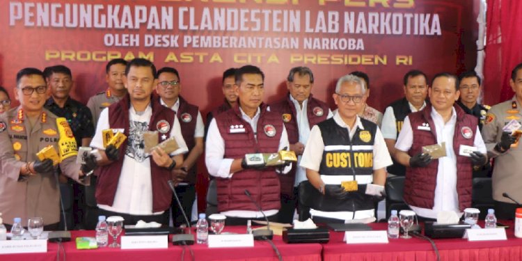 Kepala Bareskrim Polri, Komjen Wahyu Widada dan jajaran Direktorat Tindak Pidana Narkoba Bareskrim Polri saat mengungkap jaringan produksi narkoba di laboratorium hashish di sebuah vila di Jimbaran, Bali pada Selasa, 19 November 2024./Humas Polri