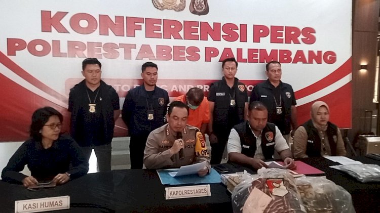 Polrestabes Palembang melakukan gelar perkara terkait aksi AL (40) yang tega menjadikan anak kandungnya sendiri sebagai budak seks. (Denny Pratama/RMOLSumsel.id)