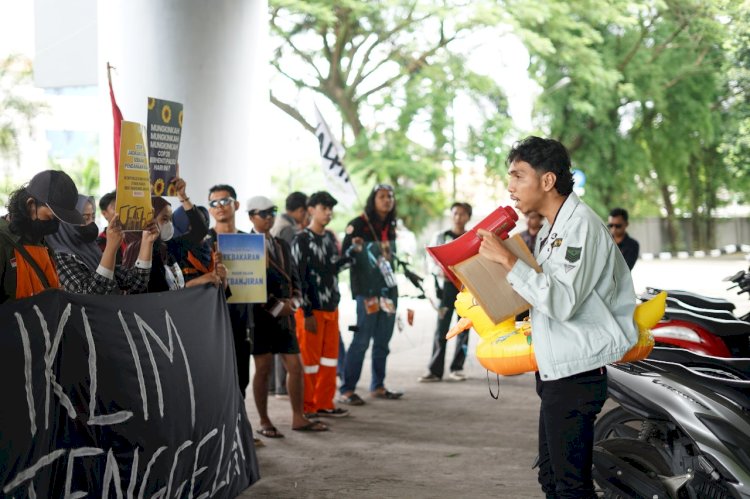 Kepala Divisi Kampanye WALHI Sumsel, Febrian Putra Sopah saat menyampaikan orasinya. (ist/rmolsumsel.id) 