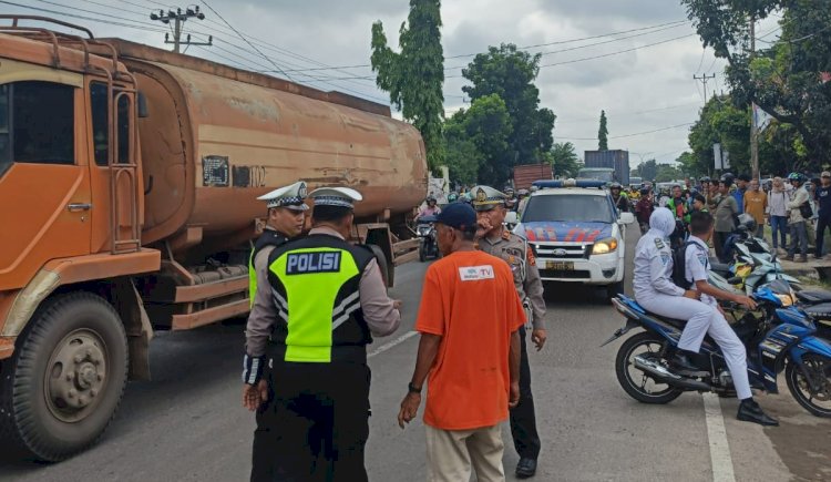  Anggota Satlantas Polrestabes Palembang melakukan olah TKP kecelakaan di Jalan RE Martadinata Palembang. (Dokumentasi Polisi)