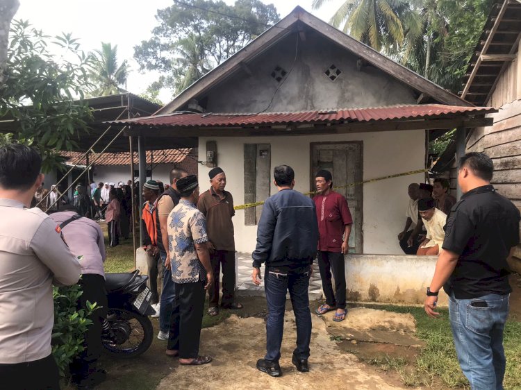 POlisi saat melakukan olah TKP di  warga Dusun I Punjung Jaya, Kecamatan Megang Sakti, Kabupaten Musi Rawas, dimana seorang balita tewas dibunuh oleh ayah kandung. (Dokumentasi Polisi)