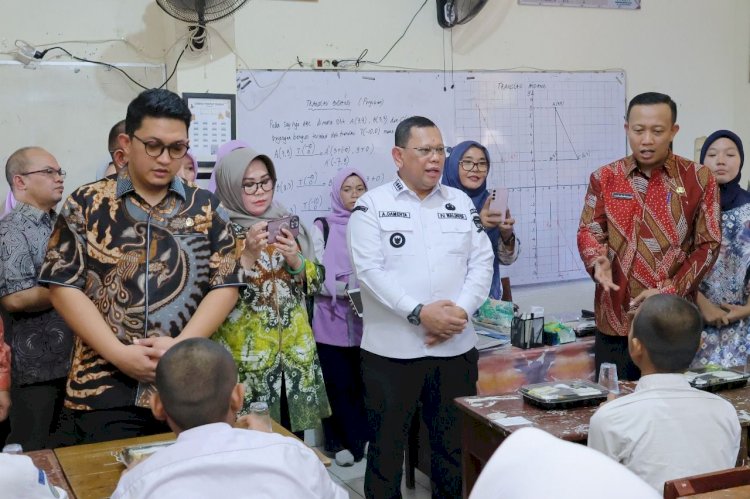 Pj Wali Kota Palembang A. Damenta saat meninjau simulasi program makanan bergizi gratis. (ist/rmolsumsel.id) 