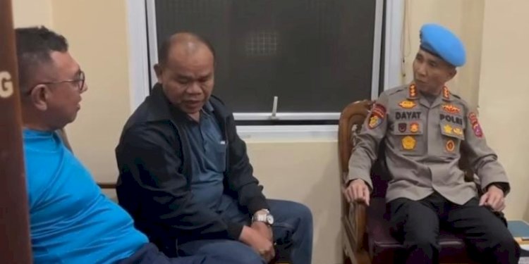 Kabag Ops Polres Solok Selatan AKP Dadang Iskandar (jaket hitam)/Ist