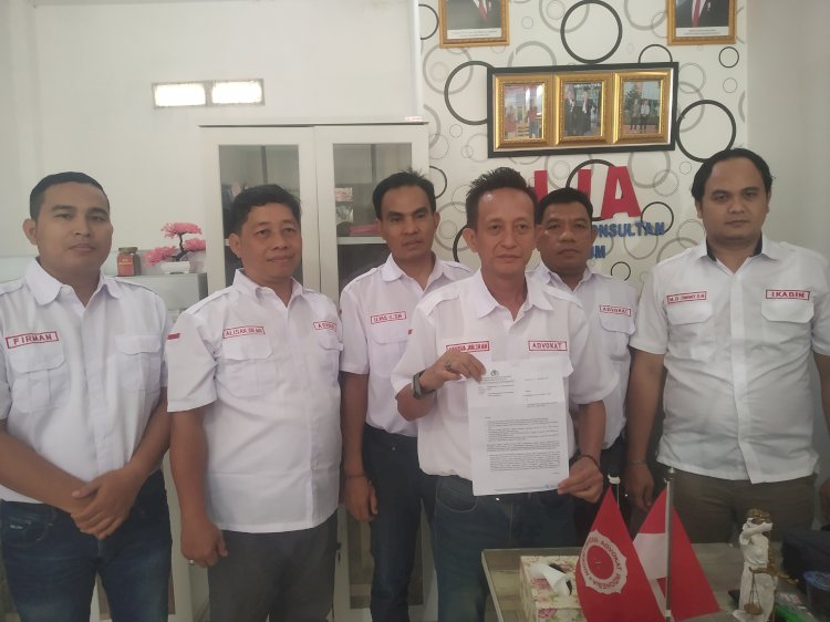 Tim Kuasa Hukum korban menunjukan laporan/ist