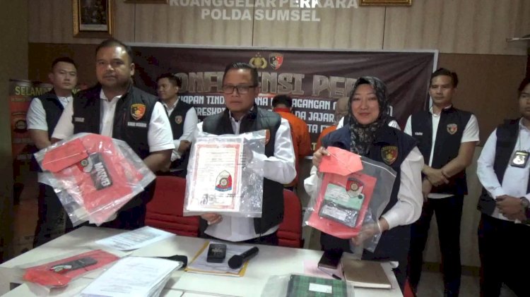 Direktur Reserse Kriminal Umum Polda Sumsel Kombes Pol M Anwar Reksowidjojo menunjukkan barang bukti kasus TPPO . (ist/rmolsumsel.id) 