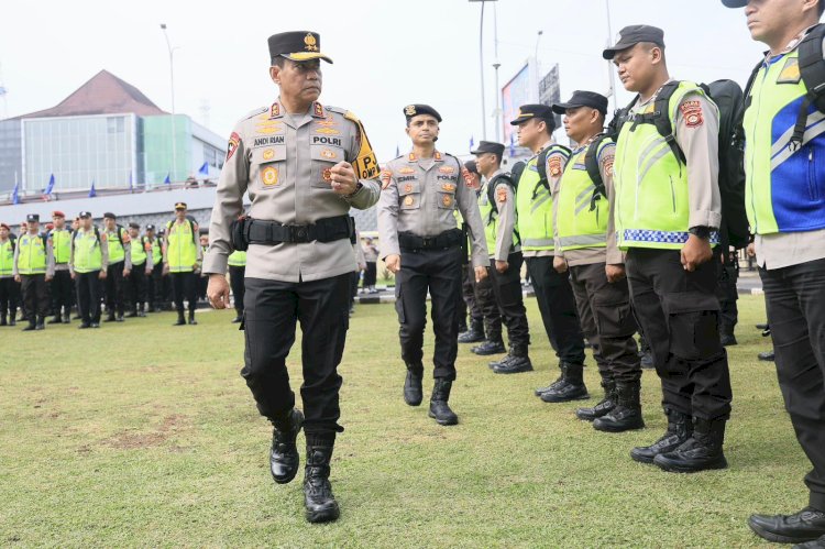 Kapolda Sumsel, Irjen Pol Andi Rian R Djajadi saat meninjau kesiapan personel. (ist/rmolsumsel.id)