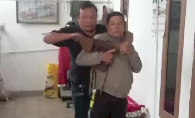 Warga menangkap seorang pria yang diduga tengah melakukan politik uang/handout