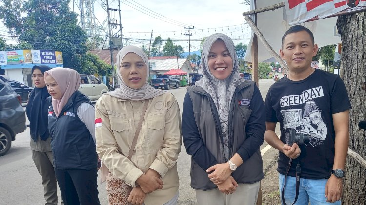 Ketua Banwaslu Pagar Alam Nurweni saat menertibkan APK Calon Kepala Daerah/Foto: Taufik