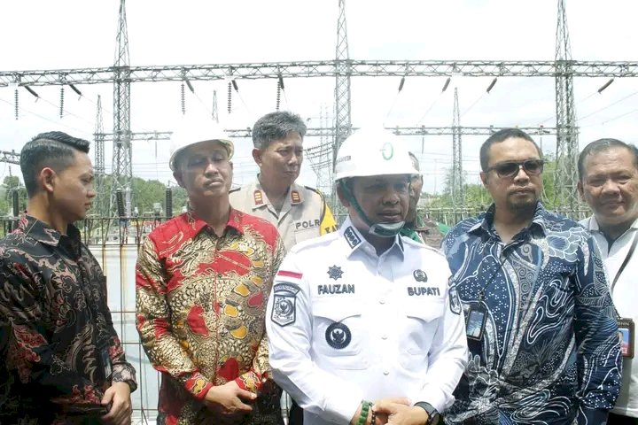    Penjabat (Pj) Bupati Empat Lawang, Fauzan Khoiri, saat meninjau  gardu induk PLN yang telah beroperasi dengan lancar. (Salim/RMOLSumsel.id)