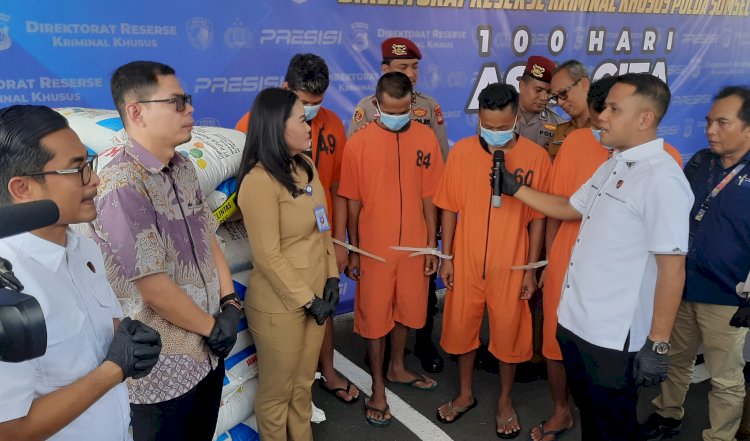 Kasubdit Indagsi Ditreskrimsus Polda Sumsel Kompol Andrie Setiawan saat menginterogasi tersangka penyelewengan pupuk bersubsidi asal Lampung /Foto: Fauzi