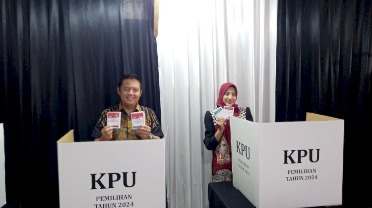 Calon Wakil Wali Kota Pagar Alam, Epsi Komar saat mencoblos di TPS 04 Kelurahan Pagar Alam. (ist/rmolsumsel.id) 