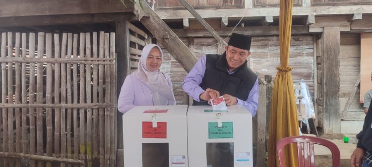 Calon Wali Kota Pagar Alam nomor urut 03, Ludi Oliansyah, bersama istrinya menyalurkan hak suara di TPS 05 Kelurahan Nendagung. (ist/rmolsumsel.id)
