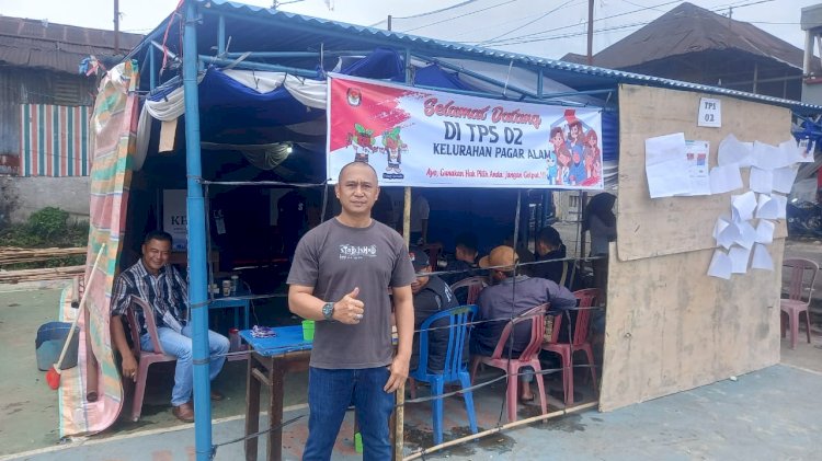 Warga yang memenuhi hak pilihnya di TPS 02 Kelurahan Pagar Alam. (taufik/rmolsumsel.id)