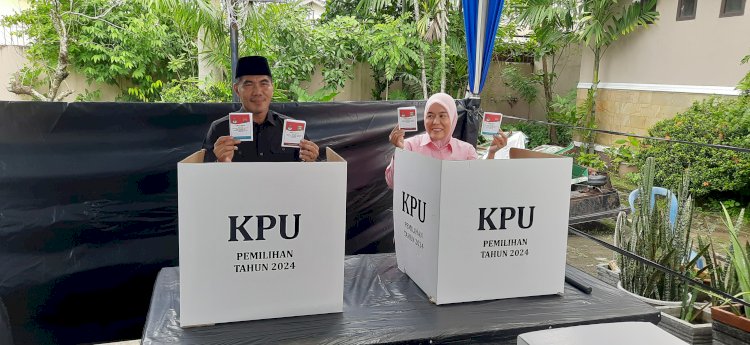  Finda bersama suaminya, Dedi Sipriyanto, menyalurkan hak suara mereka di TPS 04. (fauzi/rmolsumsel.id) 