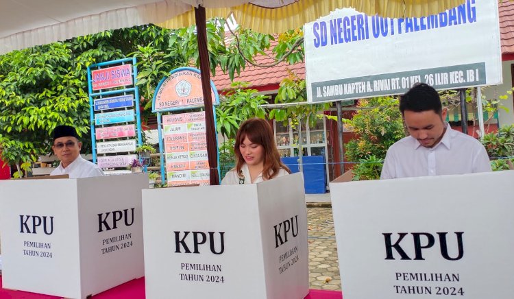 Calon Gubernur Sumatera Selatan Nomor urut 2 Eddy Santana Putra usai mencoblos di TPS 01 Jalan Sambu Kecamatan Ilir Barat I Palembang/Foto: Fauzi