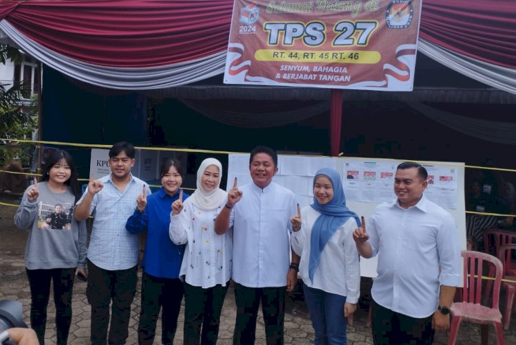 Herman Deru didamping keluarga besarnya menyalukan hal pilih di TPS 27 Komplek Bulog Palembang/Foto: Dudi Oskandar