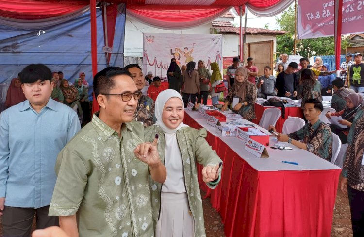 Ratu Dewa didampingi istri usai mencoblos di TPS Kancil Putih/ist