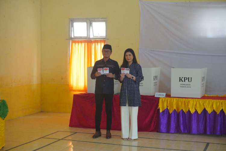 Cabup Nomor Urut 1, YPN dan istri usai nyoblos di TPS 02/ist