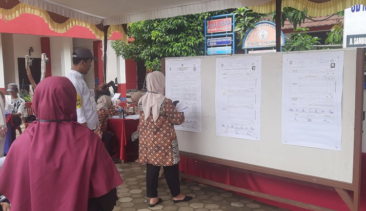 Proses penghitungan suara di TPS 01 tempat calon gubernur Eddy Santana Putra mencoblos/Foto: Fauzi