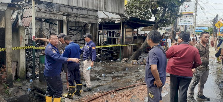 Petugas pemadam kebakaran berjibaku memadamkan api yang membakar dua bengkel di Jalan Perintis Kemerdekaan Palembang. (Fauzi/RMOLSumsel.id)