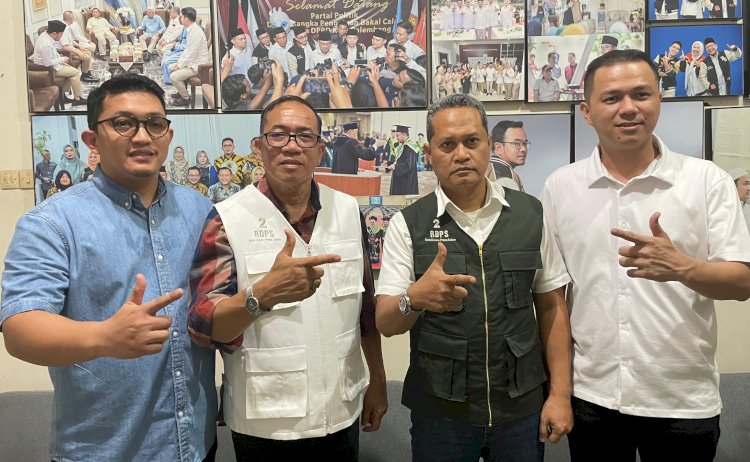 Ketua Tim Pemenangan RDPS Ahmad Zulianto didampingi Ketua Tim Advokasi Dhabi K Gumayra, Sekretaris DPC Gerindra Hari Apriansyah dan Budi Mulya/(Dudy Oskandar/rmolsumsel.id)