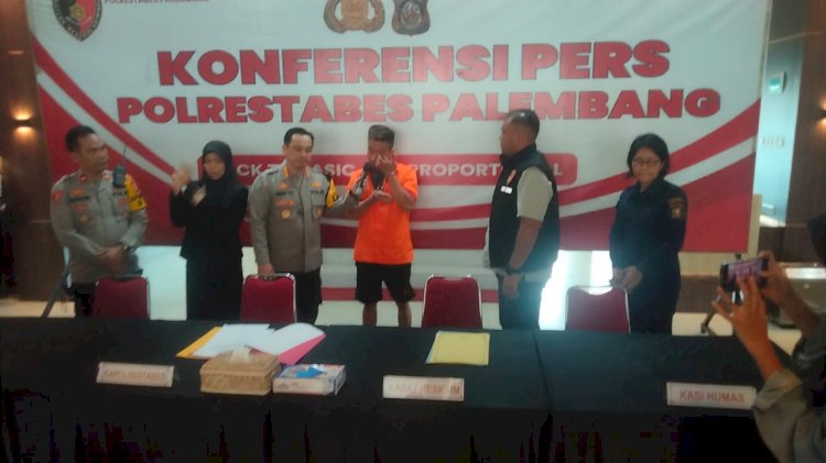 M Fajar alias Tata (34) pelaku penganiayaan Firmansyah (25) lantaran rebutan lahan parkir saat dihadirkan di Polrestabes Palembang. (Denny Pratama/RMOLSumsel.id)