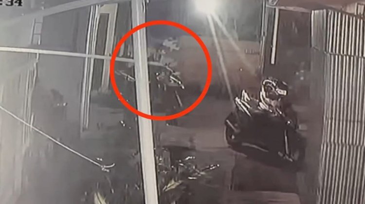 Aksi pencurian sepeda motor di parkiran masjid terekam CCTV.(Tangkapan Layar)