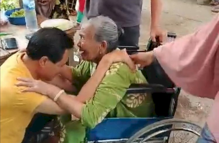 Calon Bupati Muara Enim nomor urut 02, Edison sungkem ke ibunya. (Handout)
