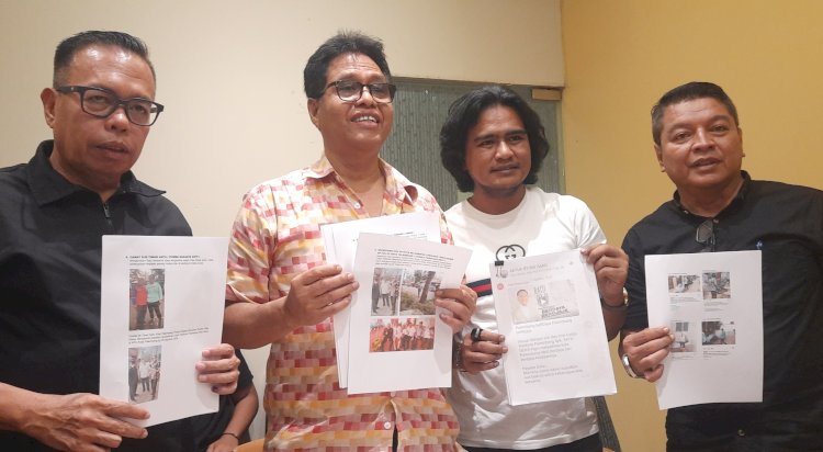 Tim advokasi Fitri Nandri menunjukkan bukti kecurangan yang diduga dilakukan salah satu calon wali kota Palembang/ist