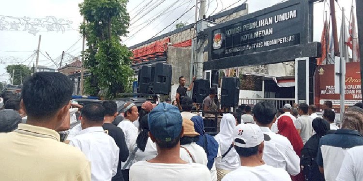 Massa berunjuk rasa di KPU Kota Medan/RMOL