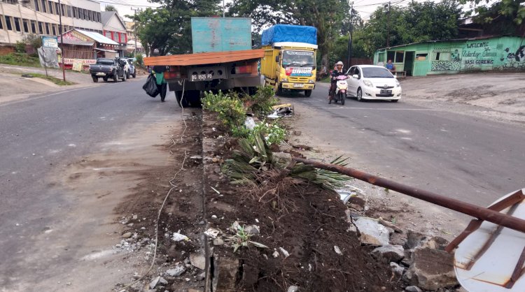 Kondisi Truk Tronton menabrak median jalan di Lubuklinggau/ist