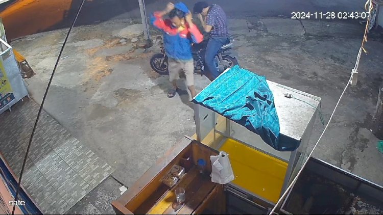 Tangkapan layar pelaku pencurian lampu di warung Ayam Geprek di Jalan H Sanusi Kecamatan Sukarami Palembang. (Fauzi/RMOLSUmsel.id)