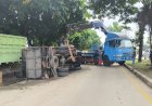 Truk Bermuatan Minyak Terguling di Jalan Soekarno-Hatta, Arus Lalu Lintas Lumpuh Selama Beberapa Jam