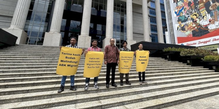 Tim Advokasi Pelaut Migran Indonesia (TAPMI) di depan Gedung Mahkamah Konstitusi (MK)/Ist